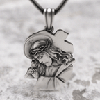 Collier pendentif Croix de Jésus classique avec couronne d'épines : l'âme rencontre la bénédiction