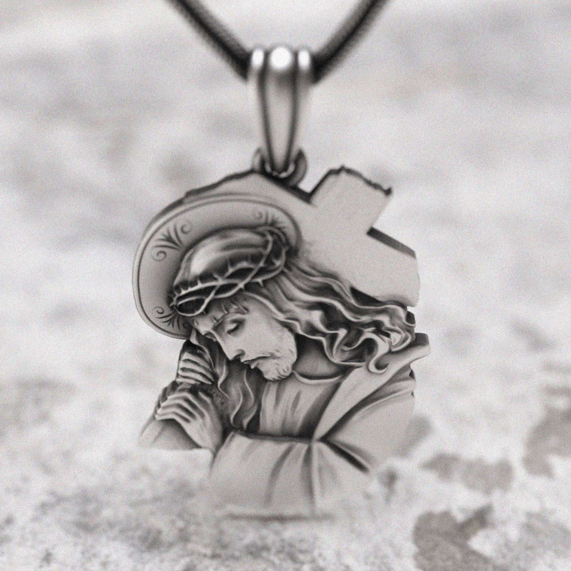 Collier pendentif Croix de Jésus classique avec couronne d'épines : l'âme rencontre la bénédiction