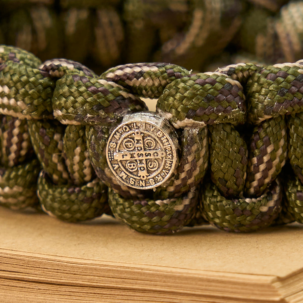 Pulsera de Paracord de San Benito, Estilo Vintage, Duradera y Hecha a Mano
