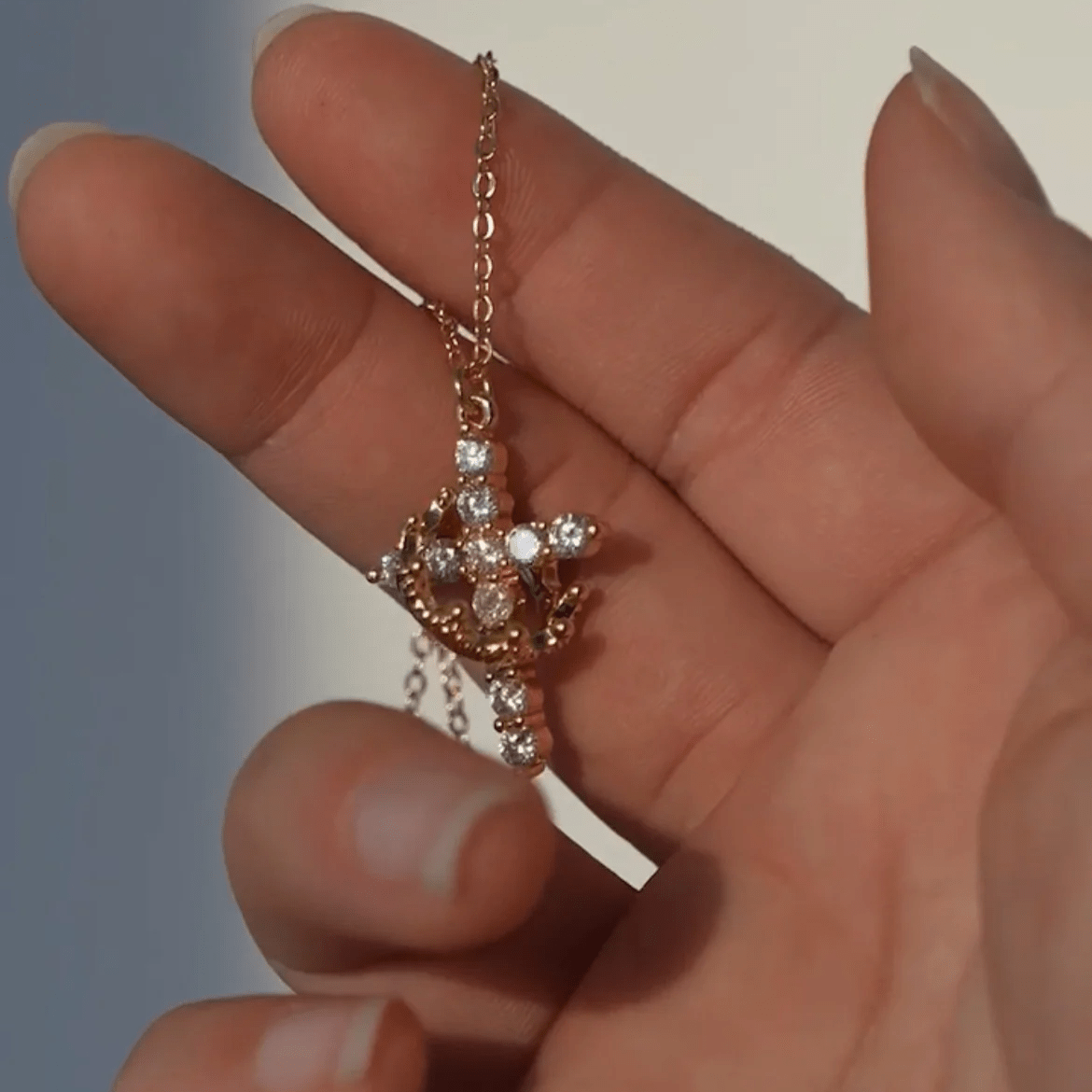 Pacto de Corona y Cruz: Moderno Collar de Cruz Coronada por la Fe con Tarjeta de Regalo
