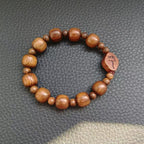 Bracelet en bois marron style classique avec crucifix INRI