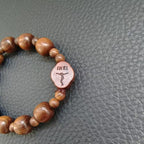 Bracelet en bois marron style classique avec crucifix INRI