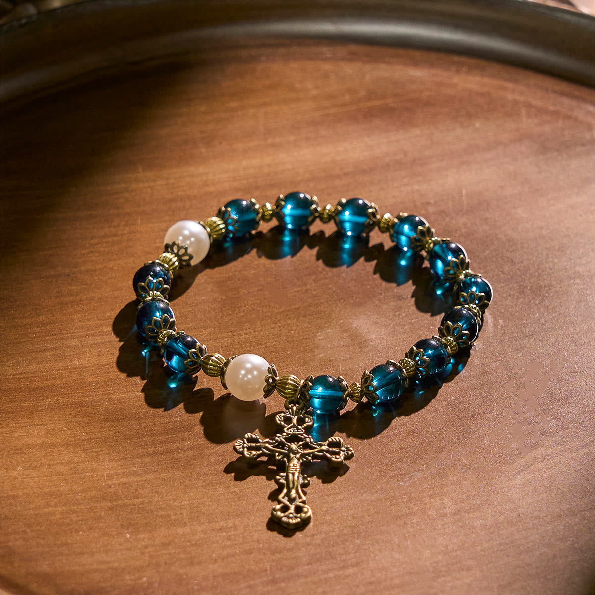 Bracelets de perles bleues brillantes spirituelles avec crucifix sacré en laiton