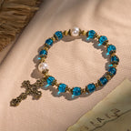 Bracelets de perles bleues brillantes spirituelles avec crucifix sacré en laiton