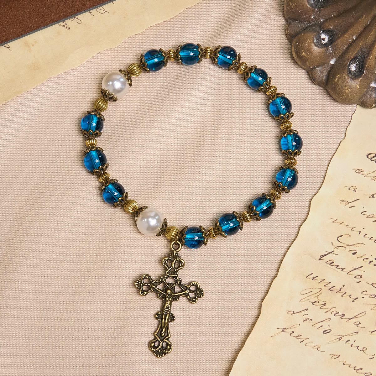 Bracelets de perles bleues brillantes spirituelles avec crucifix sacré en laiton