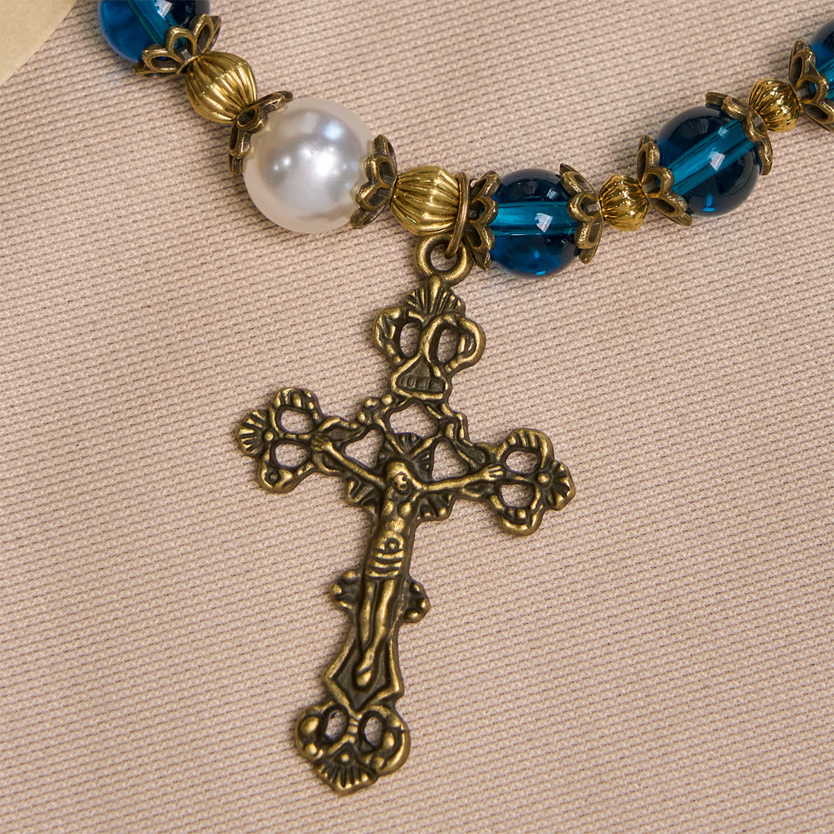 Bracelets de perles bleues brillantes spirituelles avec crucifix sacré en laiton