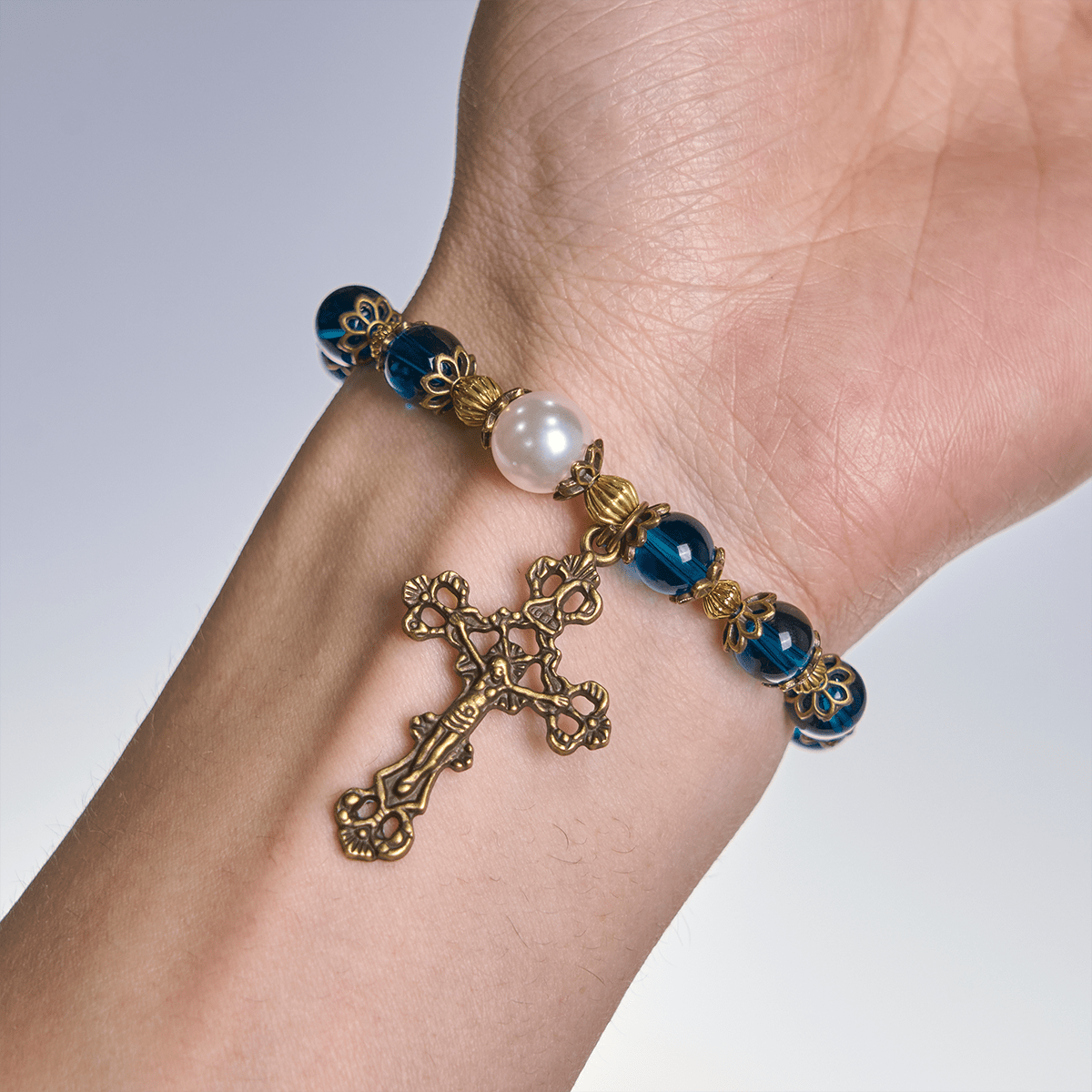 Bracelets de perles bleues brillantes spirituelles avec crucifix sacré en laiton