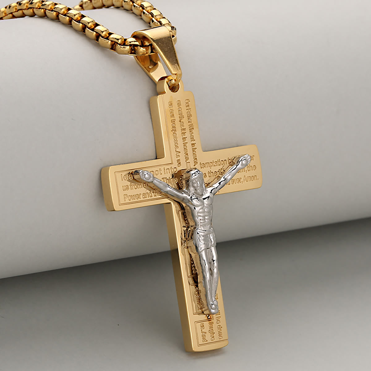 Elegante Collar de Crucifijo Símbolo de Devoción Disponible en Cuatro Tonos