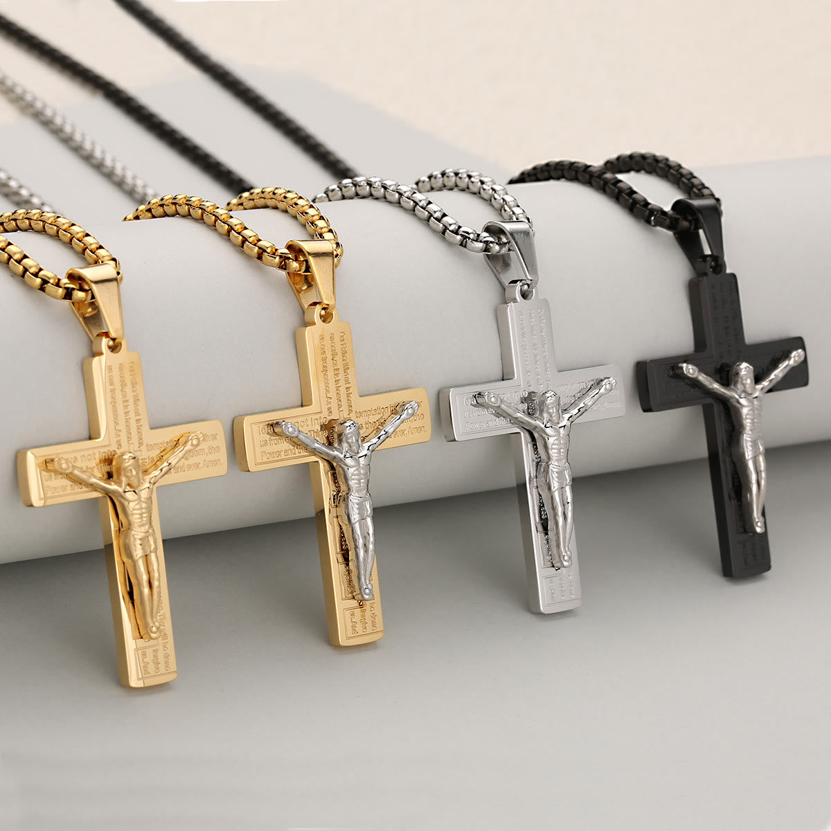 Elegante Collar de Crucifijo Símbolo de Devoción Disponible en Cuatro Tonos