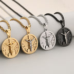 Collier avec pendentif crucifix rond en quatre couleurs, parfait pour les cadeaux religieux