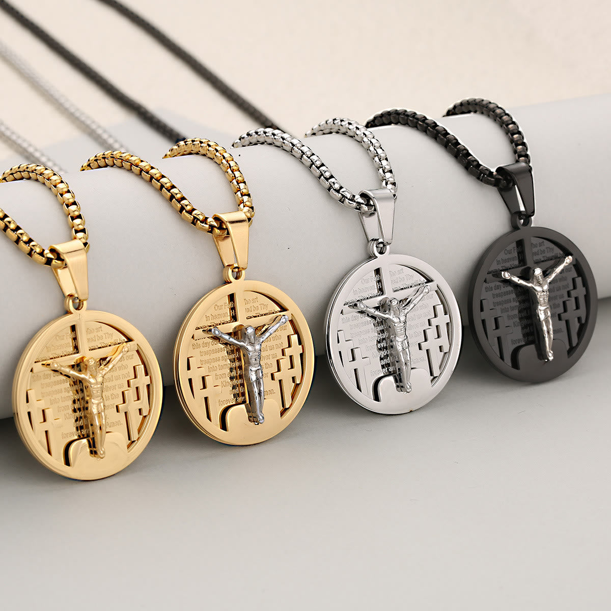 Collier avec pendentif crucifix rond en quatre couleurs, parfait pour les cadeaux religieux