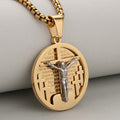 Collier avec pendentif crucifix rond en quatre couleurs, parfait pour les cadeaux religieux