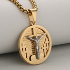 Collier avec pendentif crucifix rond en quatre couleurs, parfait pour les cadeaux religieux