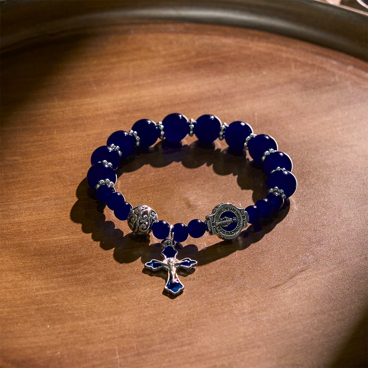 Élégants bracelets en perles bleu profond avec crucifix et médaille miraculeuse