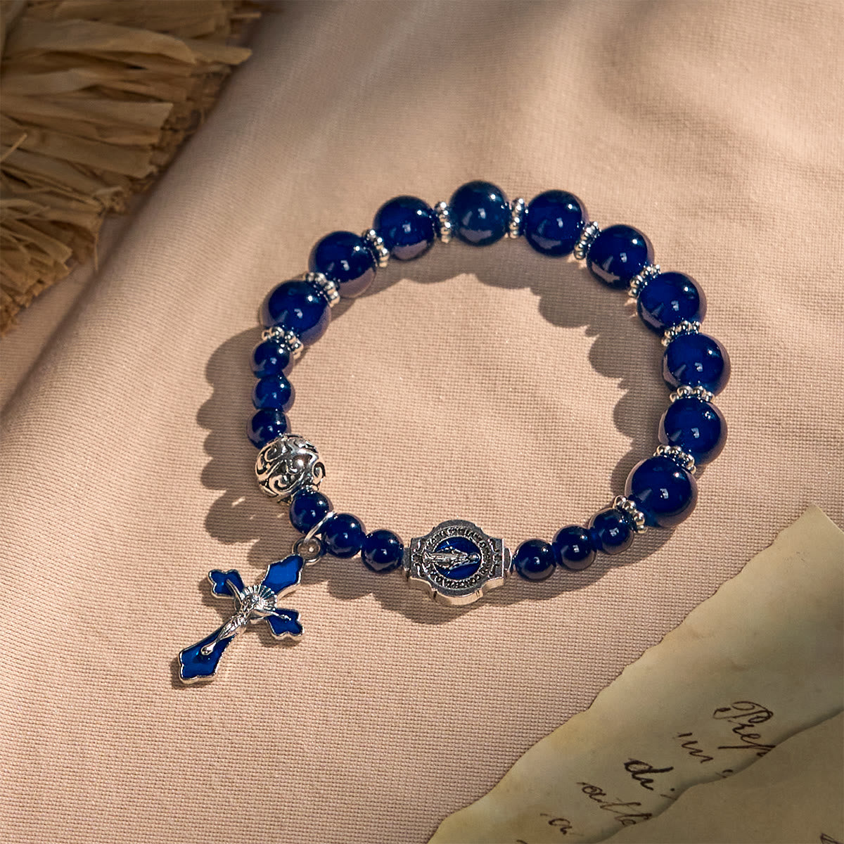 Élégants bracelets en perles bleu profond avec crucifix et médaille miraculeuse