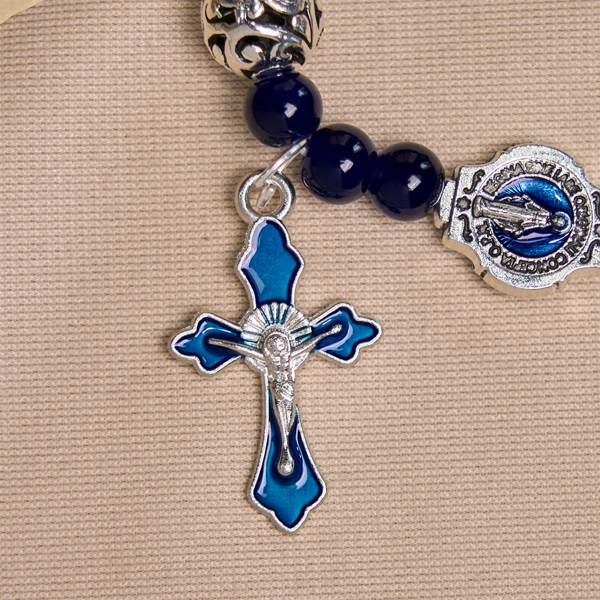 Élégants bracelets en perles bleu profond avec crucifix et médaille miraculeuse