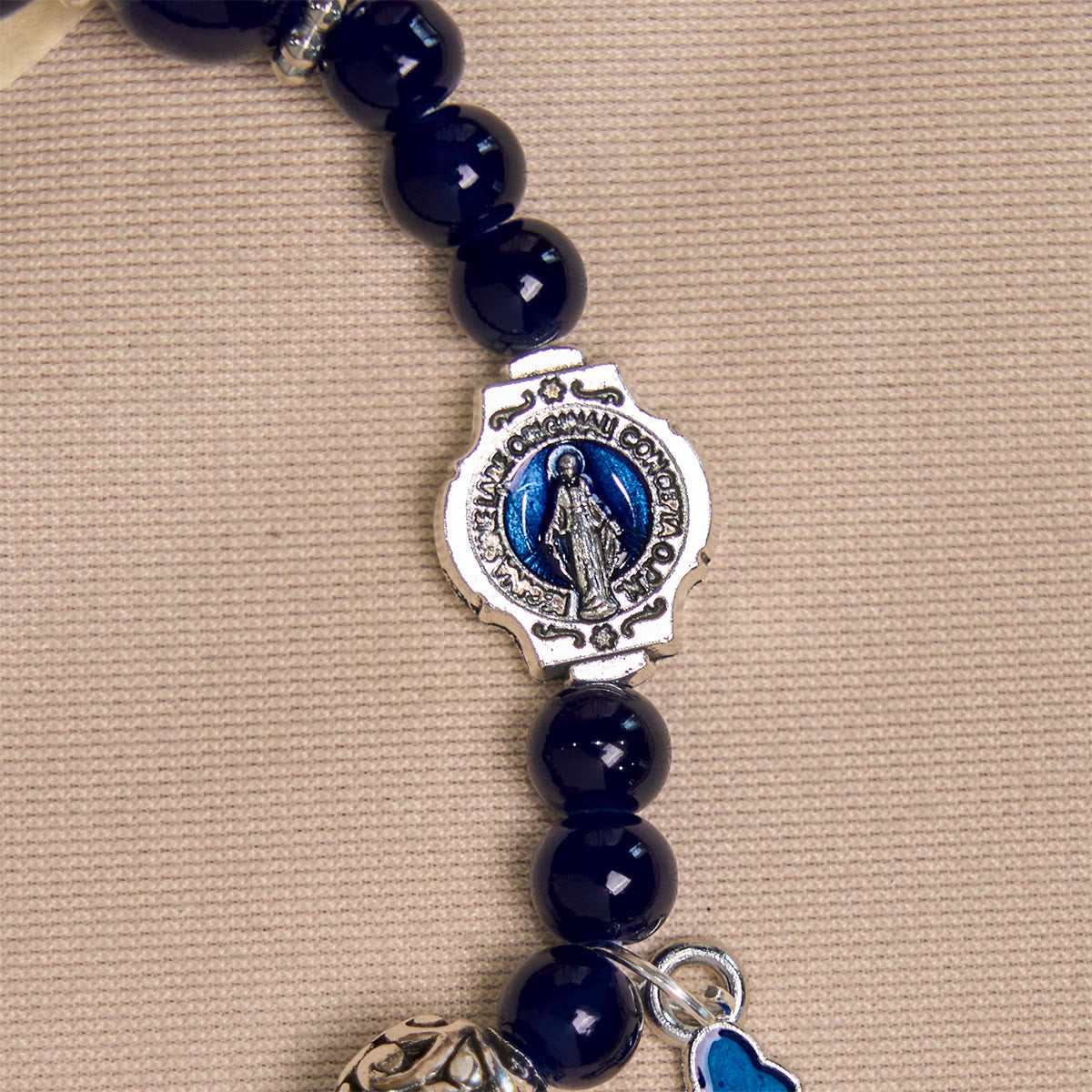 Élégants bracelets en perles bleu profond avec crucifix et médaille miraculeuse