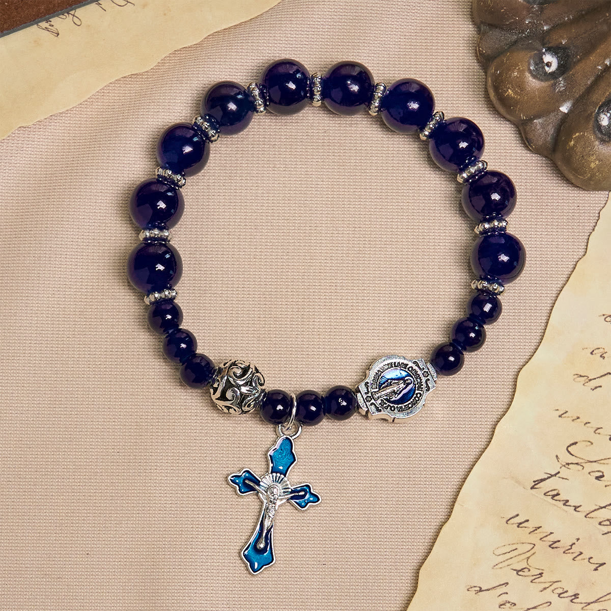 Élégants bracelets en perles bleu profond avec crucifix et médaille miraculeuse