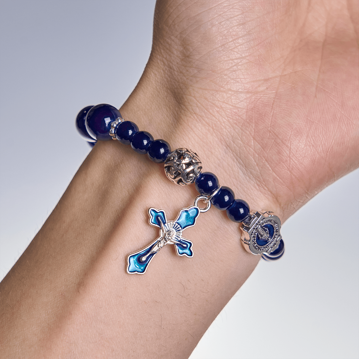 Élégants bracelets en perles bleu profond avec crucifix et médaille miraculeuse