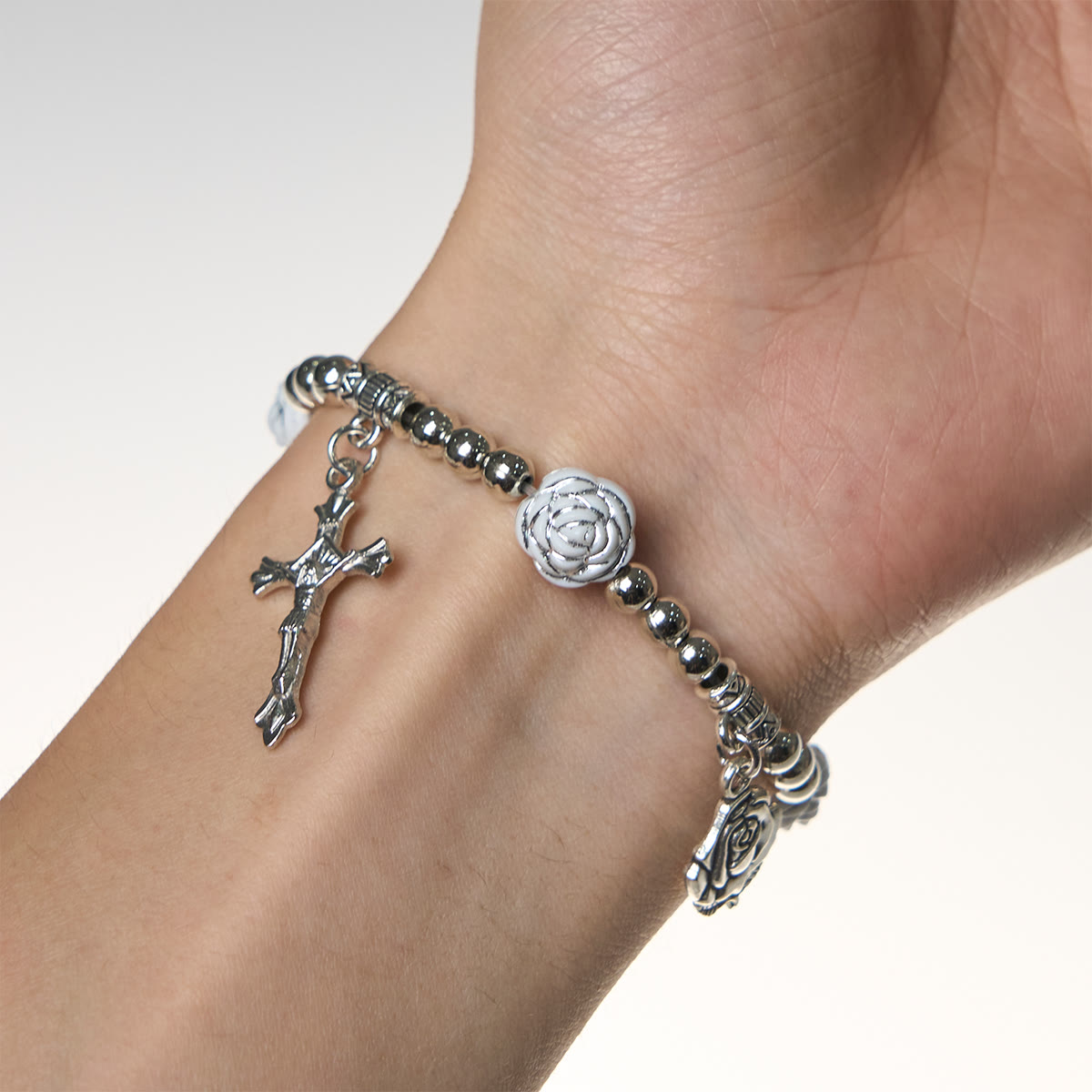 Rosario y pulseras de cuentas devocionales de delicada rosa blanca con la Virgen María