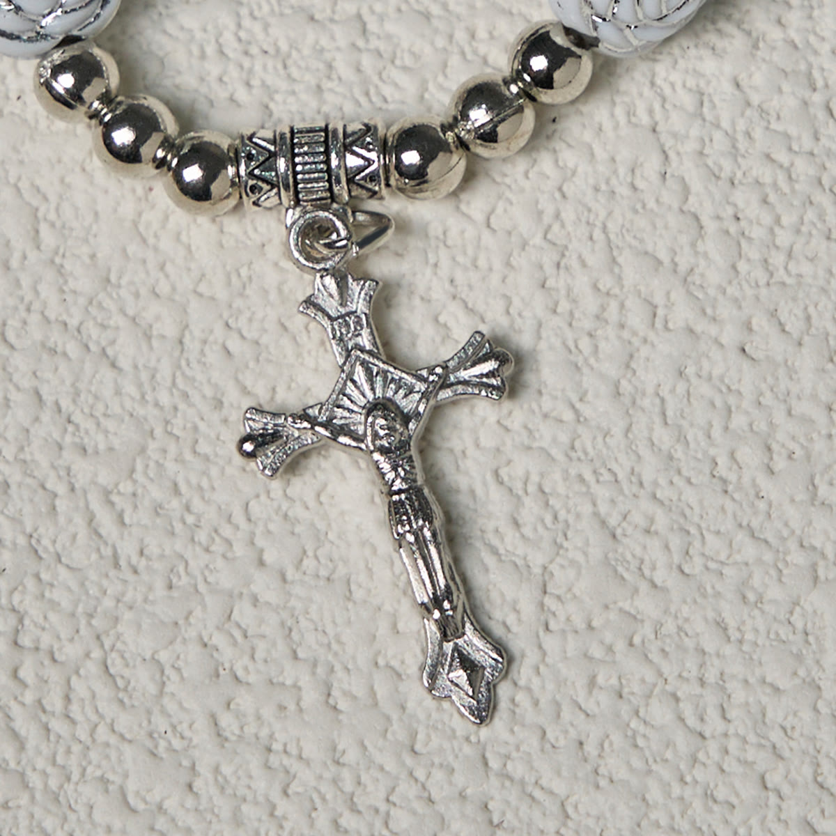 Rosario y pulseras de cuentas devocionales de delicada rosa blanca con la Virgen María