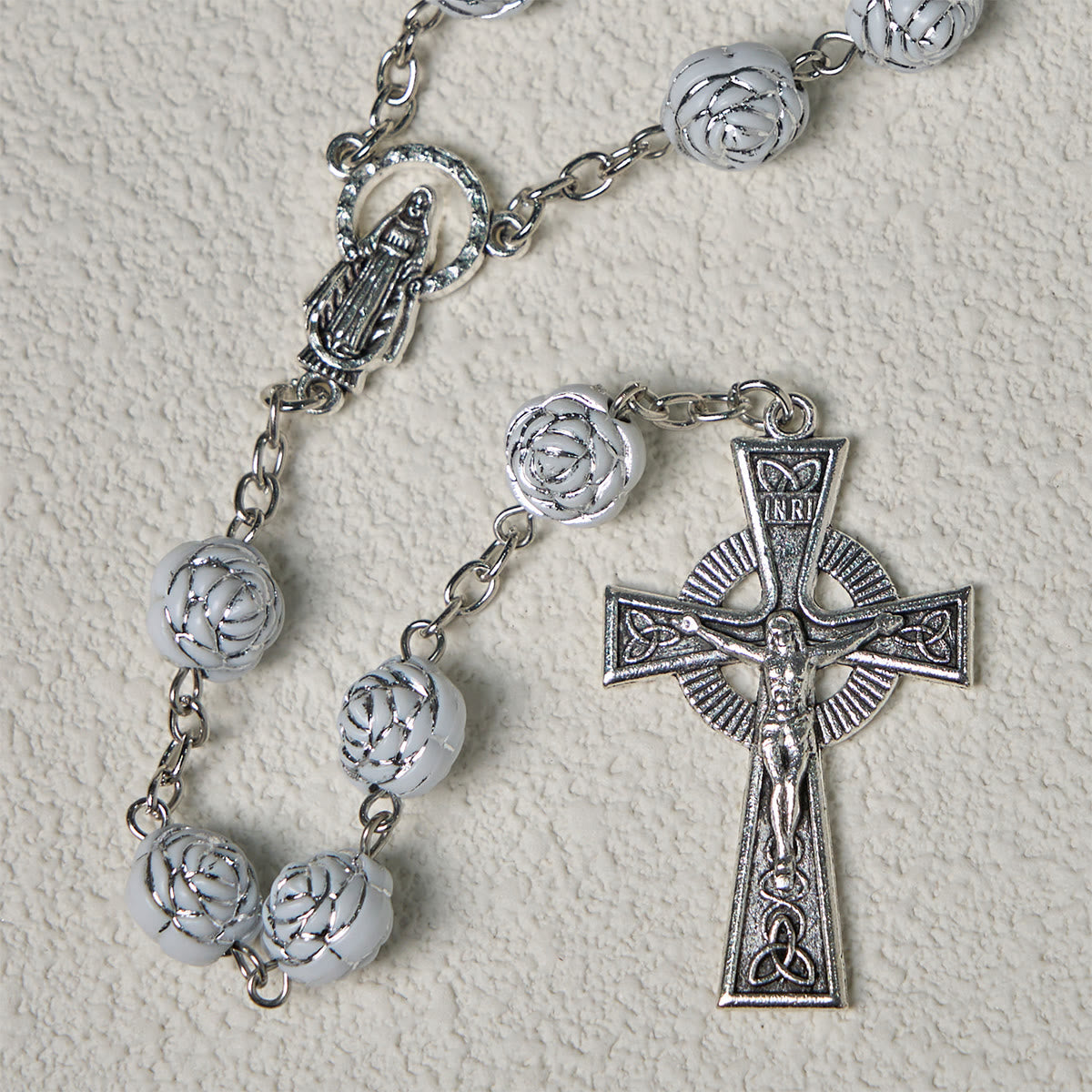 Rosario y pulseras de cuentas devocionales de delicada rosa blanca con la Virgen María