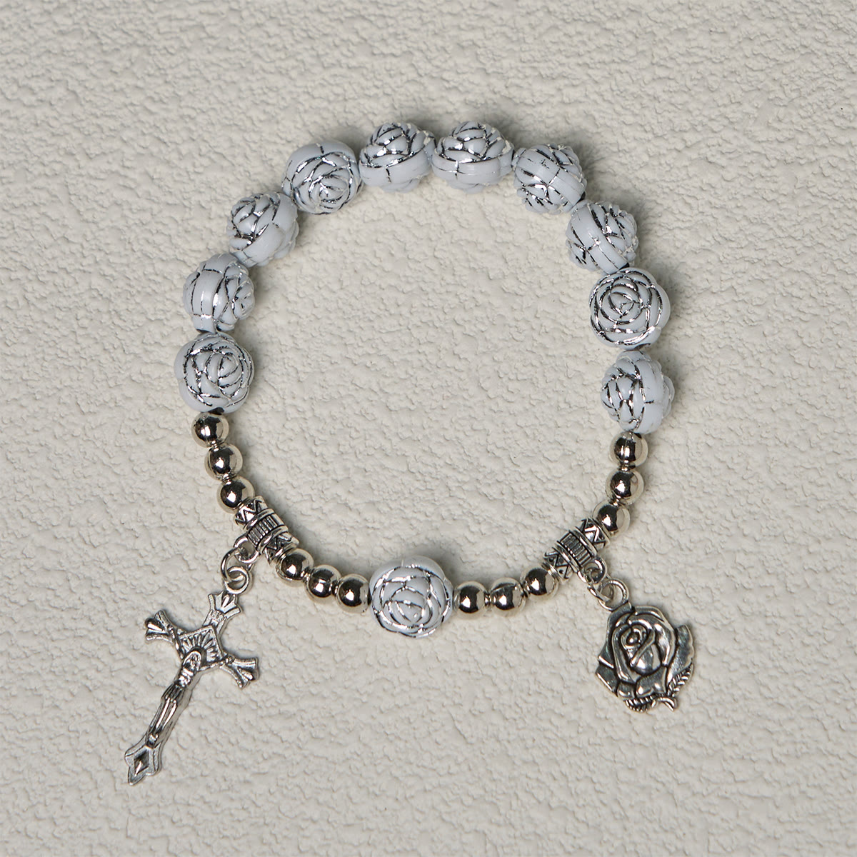 Rosario y pulseras de cuentas devocionales de delicada rosa blanca con la Virgen María