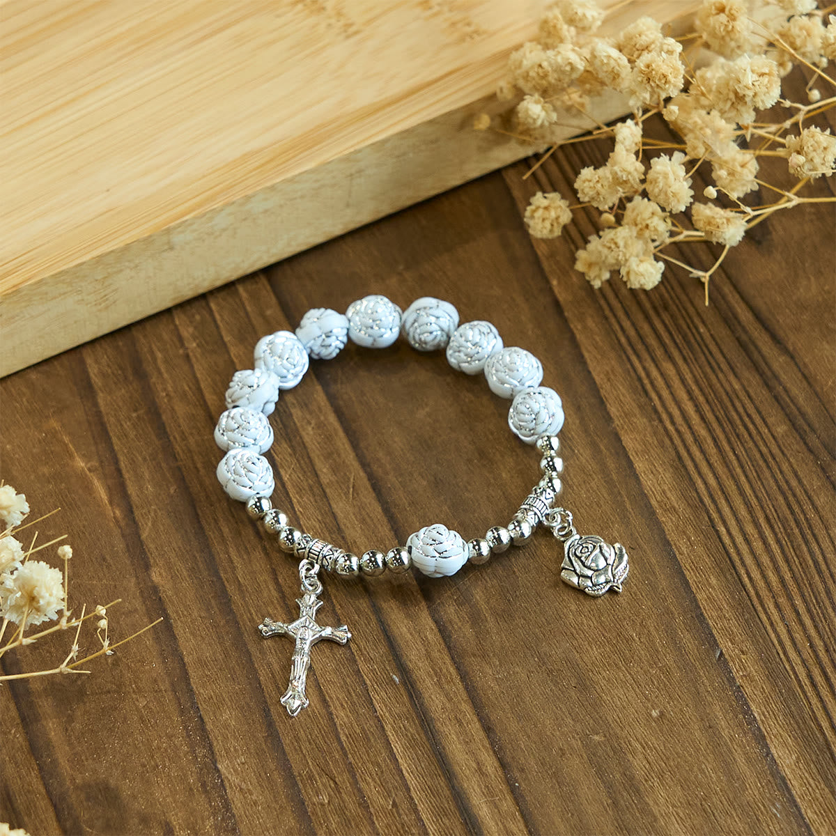 Rosario y pulseras de cuentas devocionales de delicada rosa blanca con la Virgen María