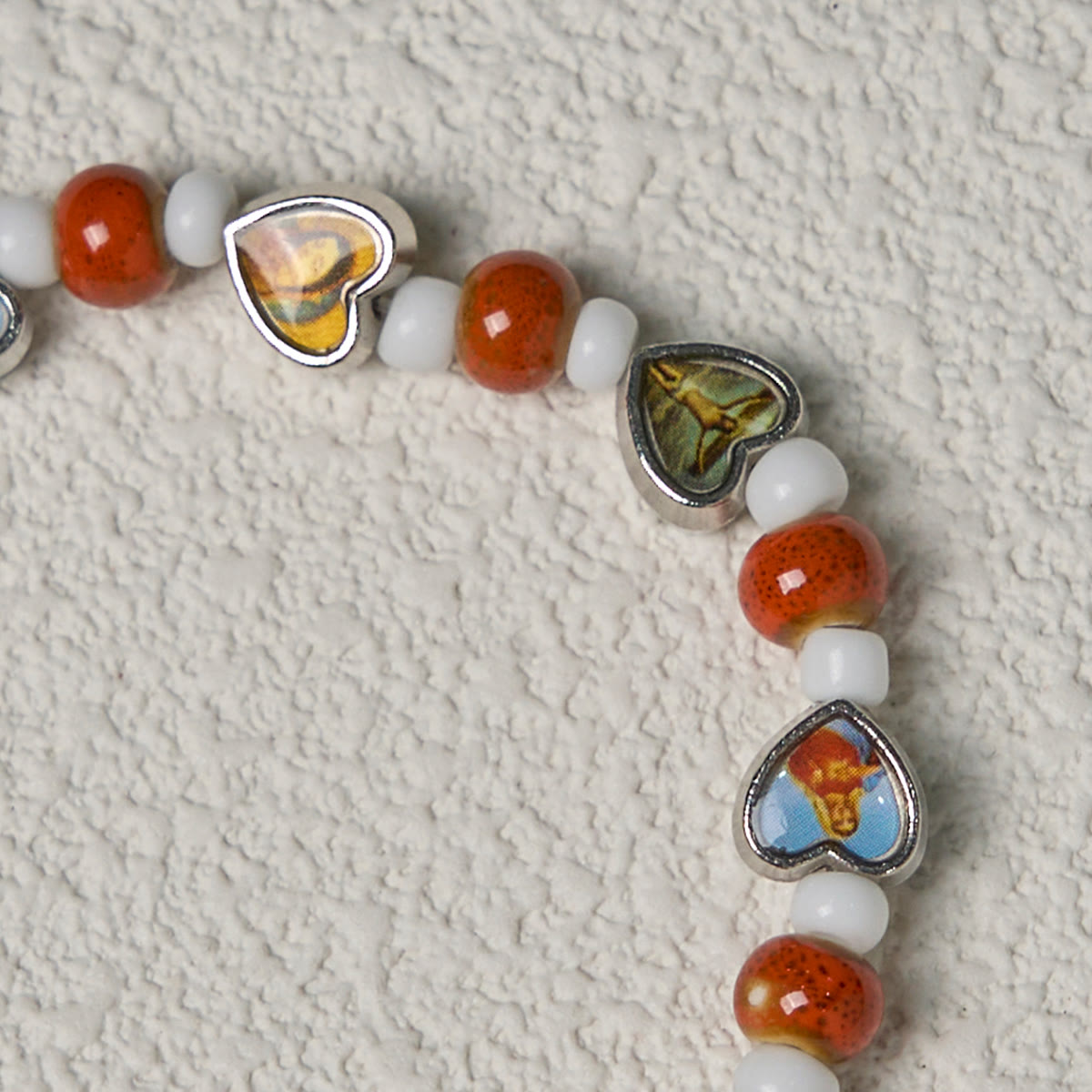 Pulseras de Cuentas de Vidrio y Cerámica de Colores con Dijes de Corazones de Cruz y Santos
