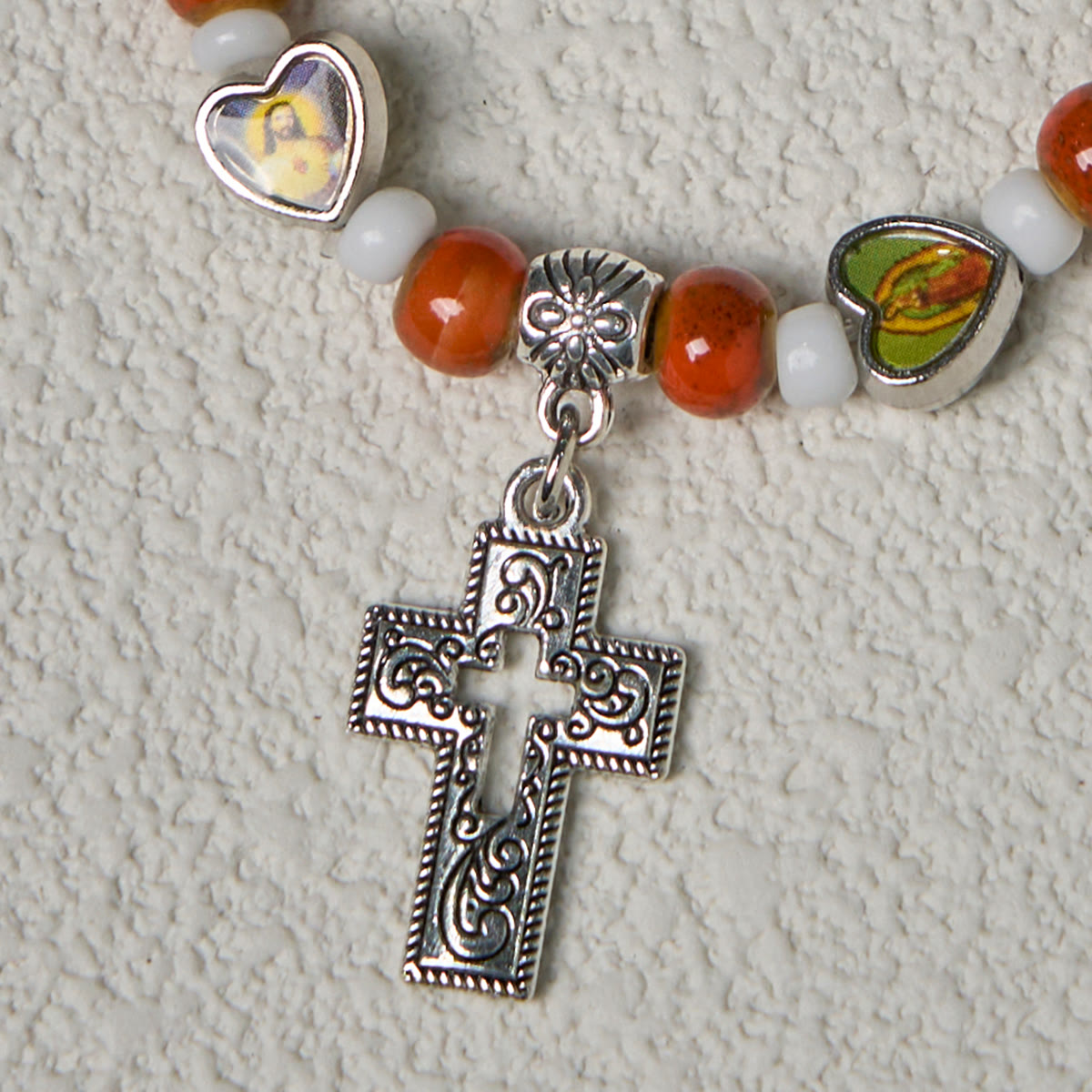 Pulseras de Cuentas de Vidrio y Cerámica de Colores con Dijes de Corazones de Cruz y Santos