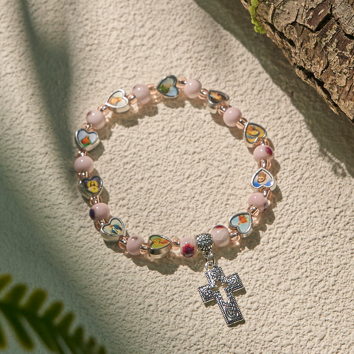 Pulseras de Cuentas de Vidrio y Cerámica de Colores con Dijes de Corazones de Cruz y Santos