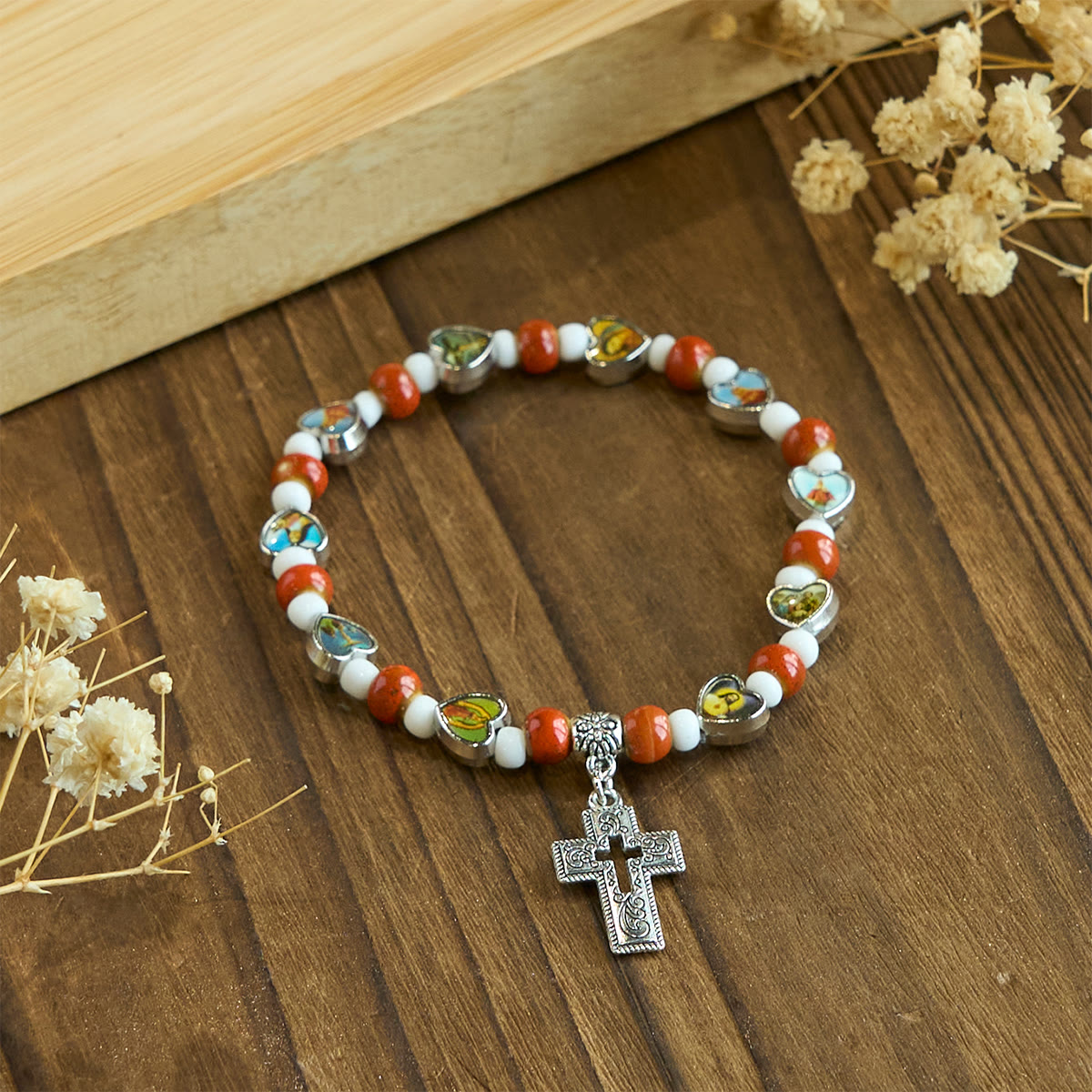 Pulseras de Cuentas de Vidrio y Cerámica de Colores con Dijes de Corazones de Cruz y Santos