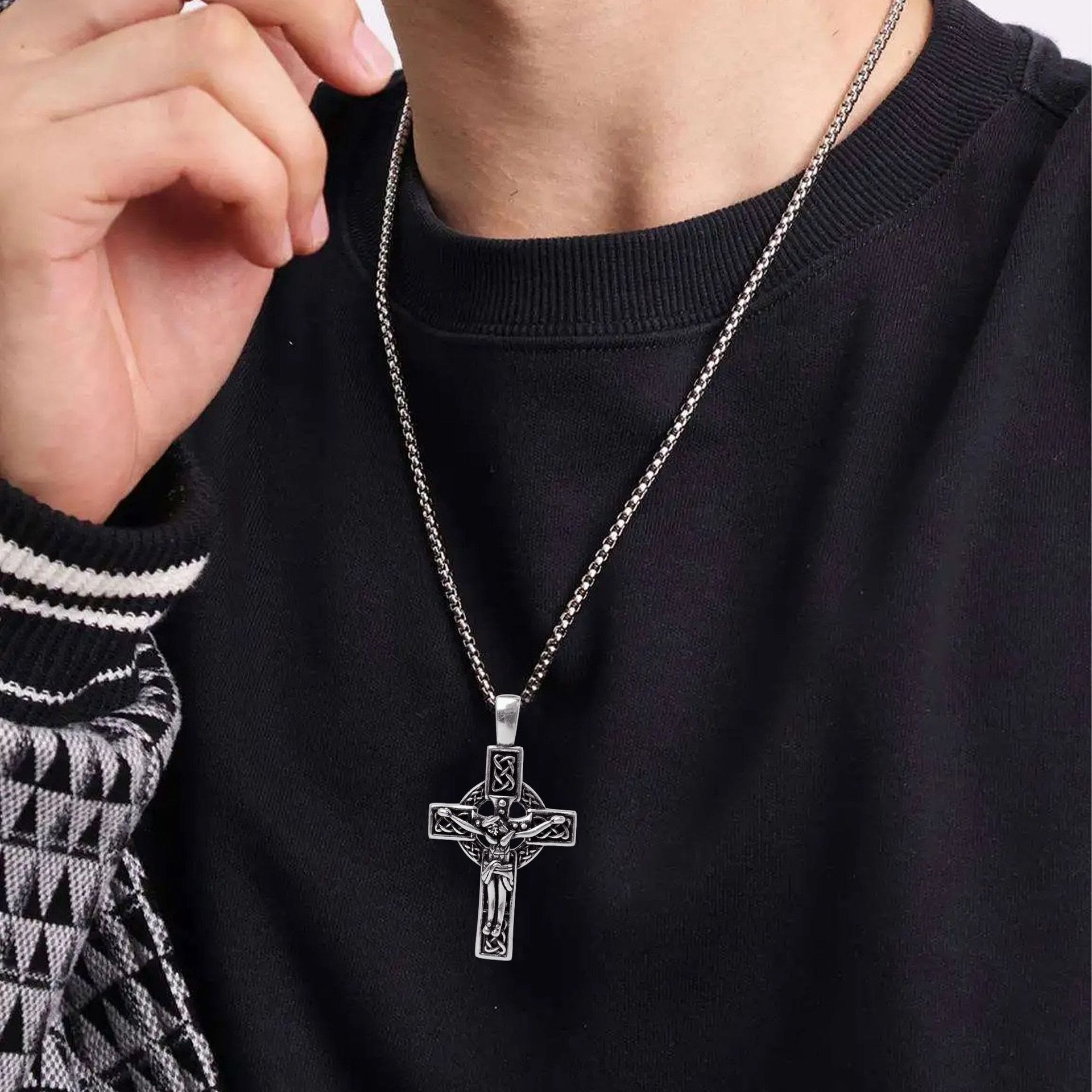 Collier pendentif crucifix nœud celtique foi éternelle : Le Christ sur la Croix
