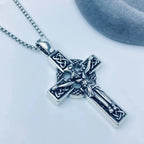 Collier pendentif crucifix nœud celtique foi éternelle : Le Christ sur la Croix