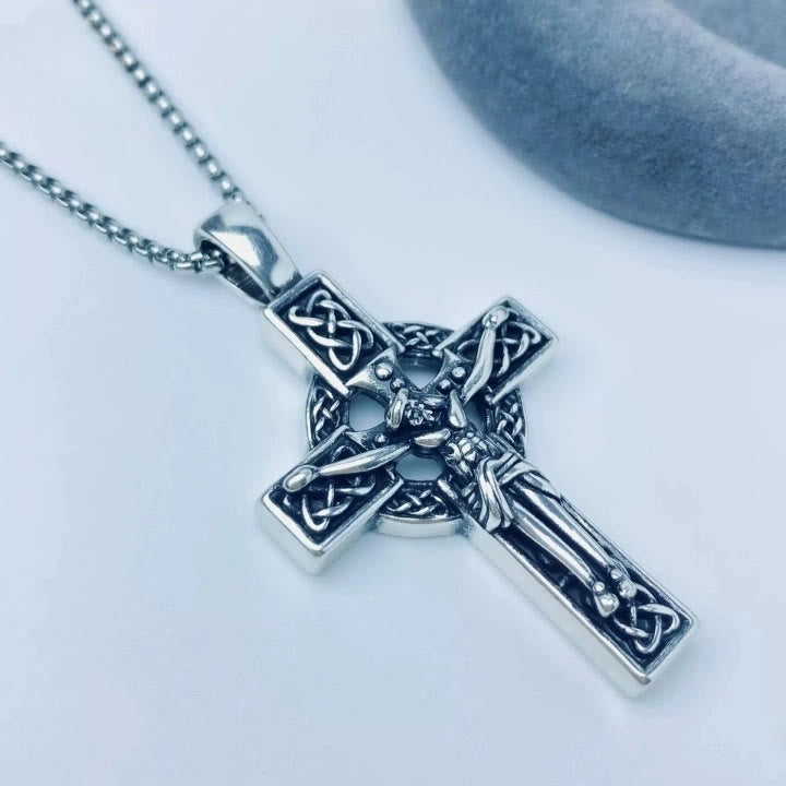 Collier pendentif crucifix nœud celtique foi éternelle : Le Christ sur la Croix