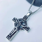 Collier pendentif crucifix nœud celtique foi éternelle : Le Christ sur la Croix