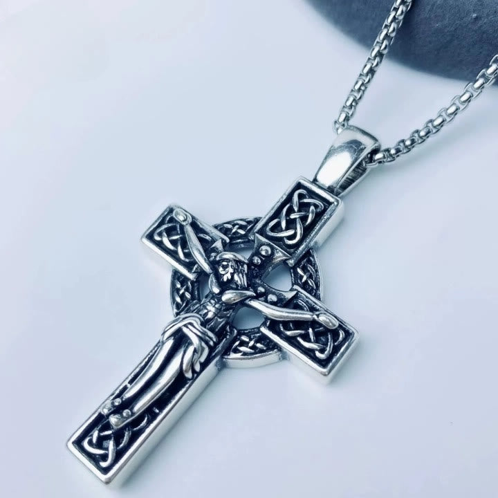Collier pendentif crucifix nœud celtique foi éternelle : Le Christ sur la Croix