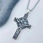 Collier pendentif crucifix nœud celtique foi éternelle : Le Christ sur la Croix