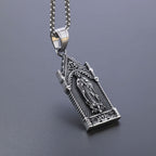 Collar de plata antigua de la Virgen María en marco gótico de catedral