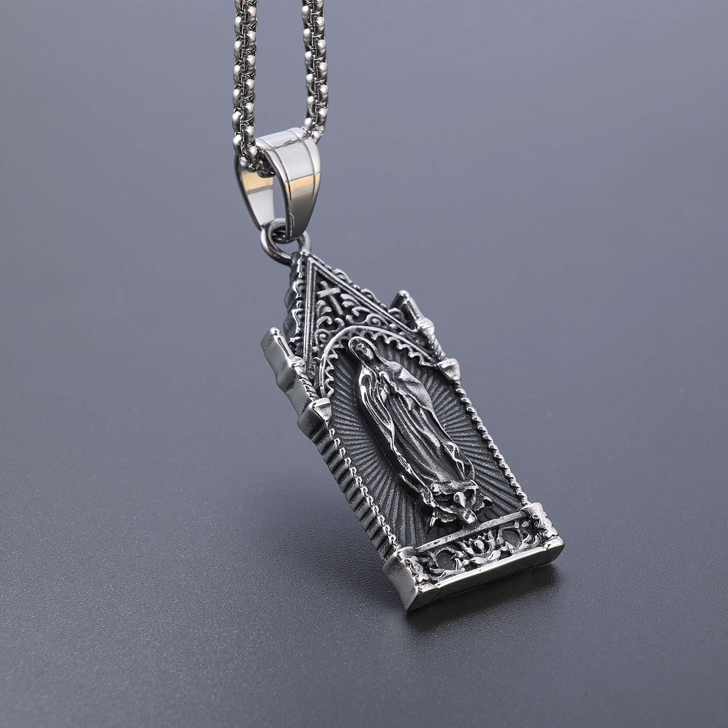 Collar de plata antigua de la Virgen María en marco gótico de catedral