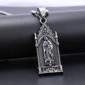 Collar de plata antigua de la Virgen María en marco gótico de catedral