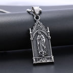 Collar de plata antigua de la Virgen María en marco gótico de catedral