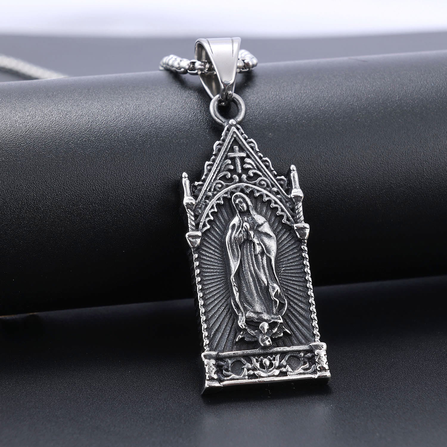 Collar de plata antigua de la Virgen María en marco gótico de catedral