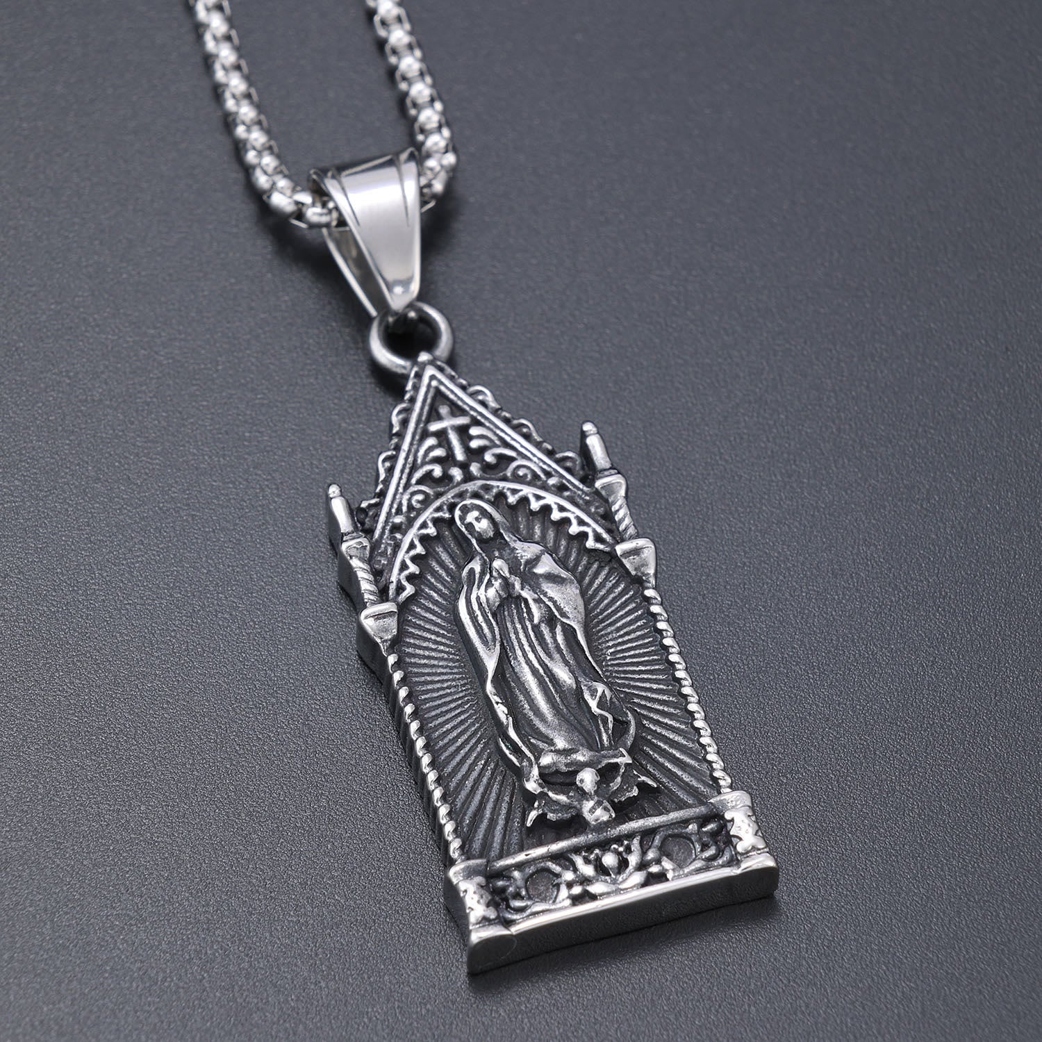 Collar de plata antigua de la Virgen María en marco gótico de catedral