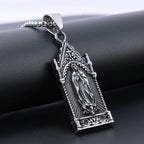 Collar de plata antigua de la Virgen María en marco gótico de catedral