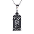 Collar de plata antigua de la Virgen María en marco gótico de catedral