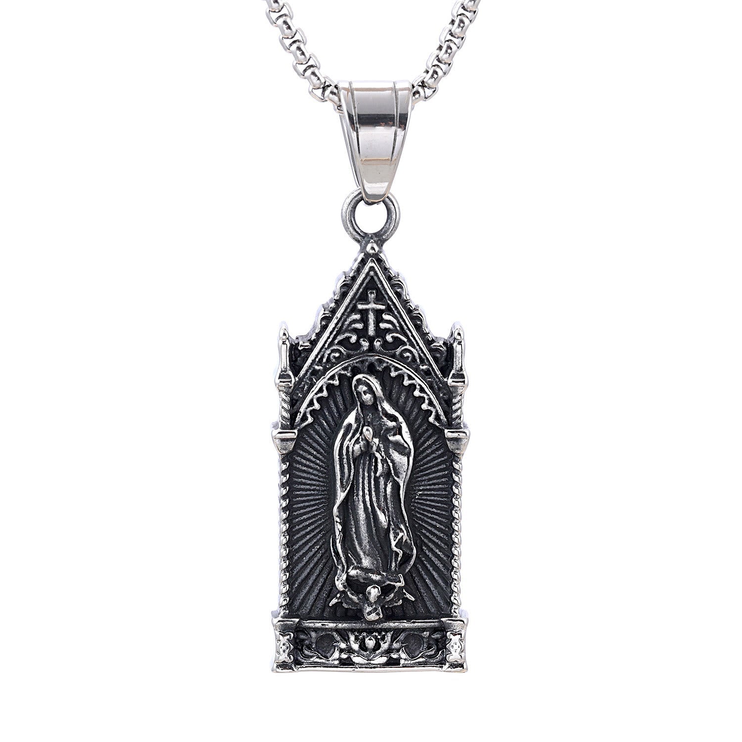 Collar de plata antigua de la Virgen María en marco gótico de catedral