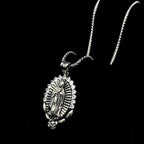 Collier Pendentif Notre-Dame : Halo Sacré et Symbole Rose