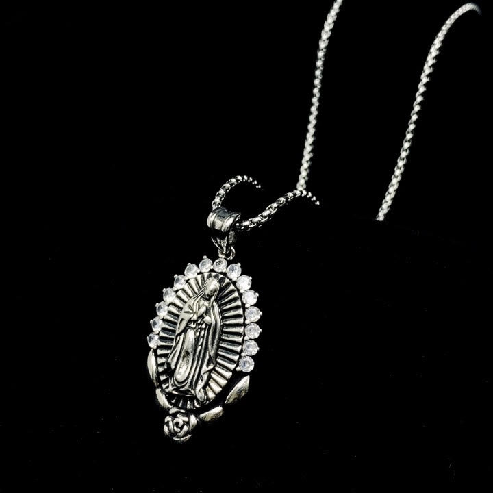 Collier Pendentif Notre-Dame : Halo Sacré et Symbole Rose
