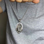 Collier Pendentif Notre-Dame : Halo Sacré et Symbole Rose